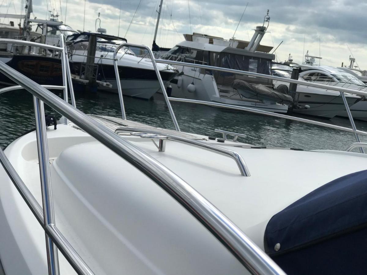 فندق ليمنجتونفي  Adelphi B A Delightful 6 Berth Boat المظهر الخارجي الصورة
